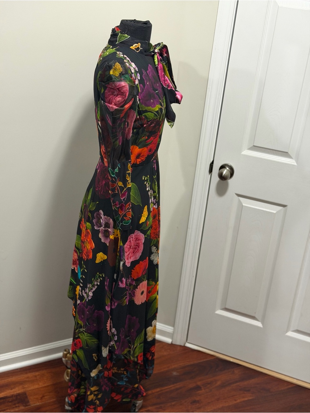 Alice + Olivia Black Floral High-Low Puff Sleeve Tie-Neck Dress - Picture 6 of 8